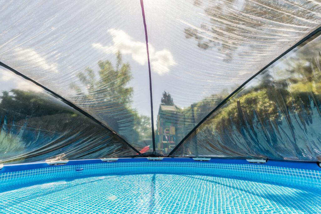 Pooldach über einem Pool als Schutz vor Wettereinflüssen