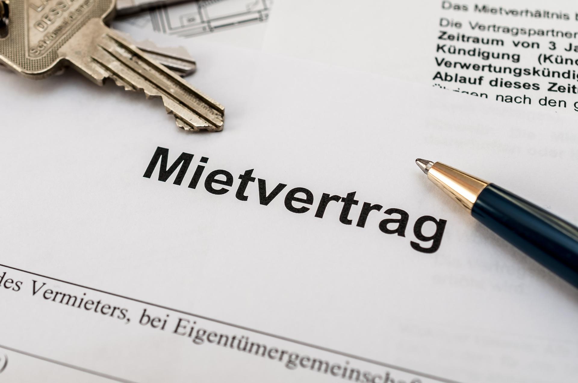 Mietvertrag mit Schlüssel und Stift | Pflegehilfskraft Frankfurt