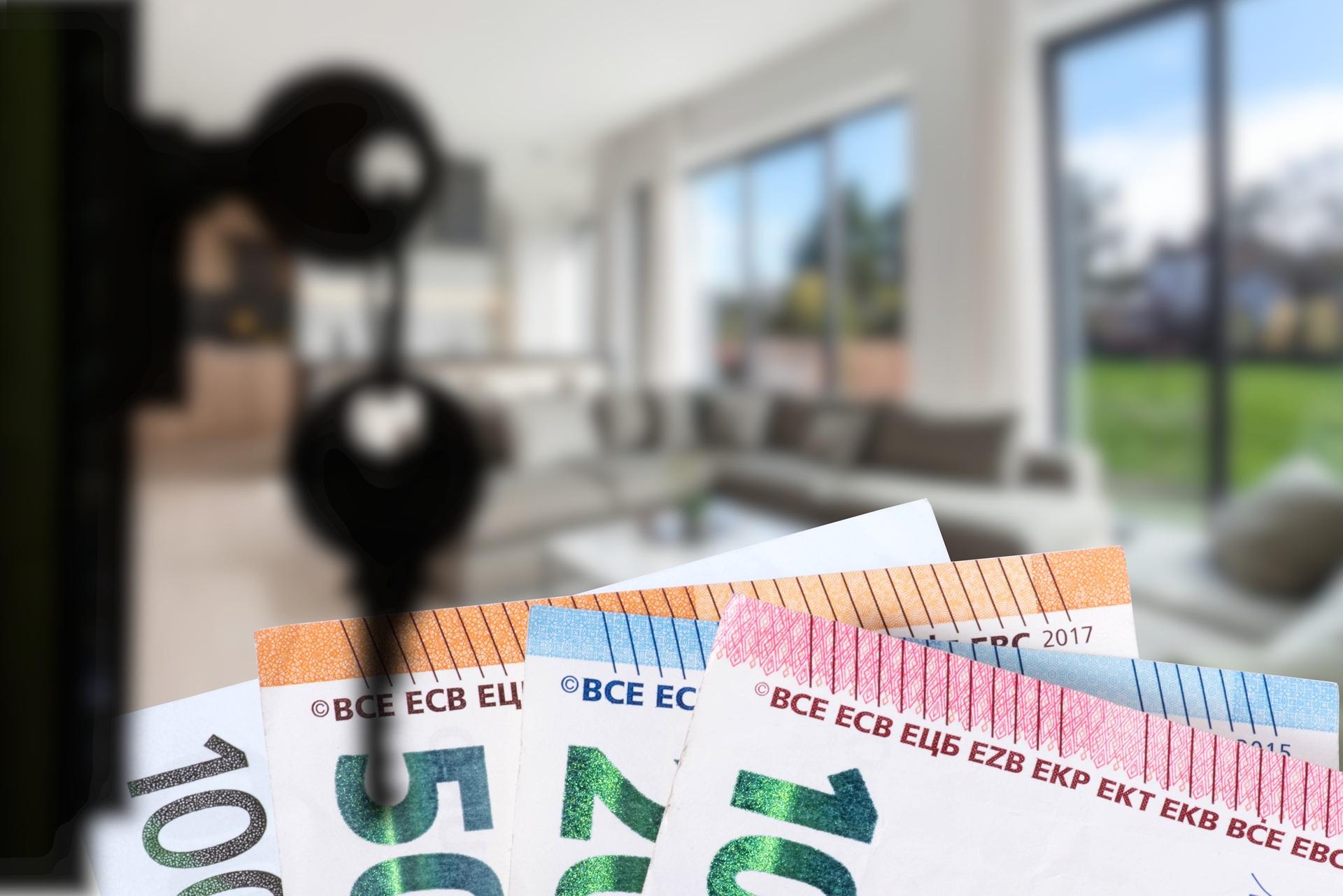 Eurobanknoten vor modernem Wohnzimmer | Pflegehilfskraft Frankfurt