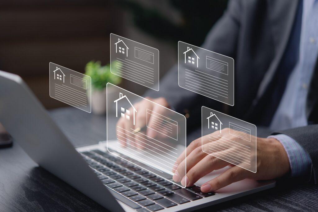 Laptop mit digitalen Wohnungsanzeigen | Pflegehilfskraft Frankfurt